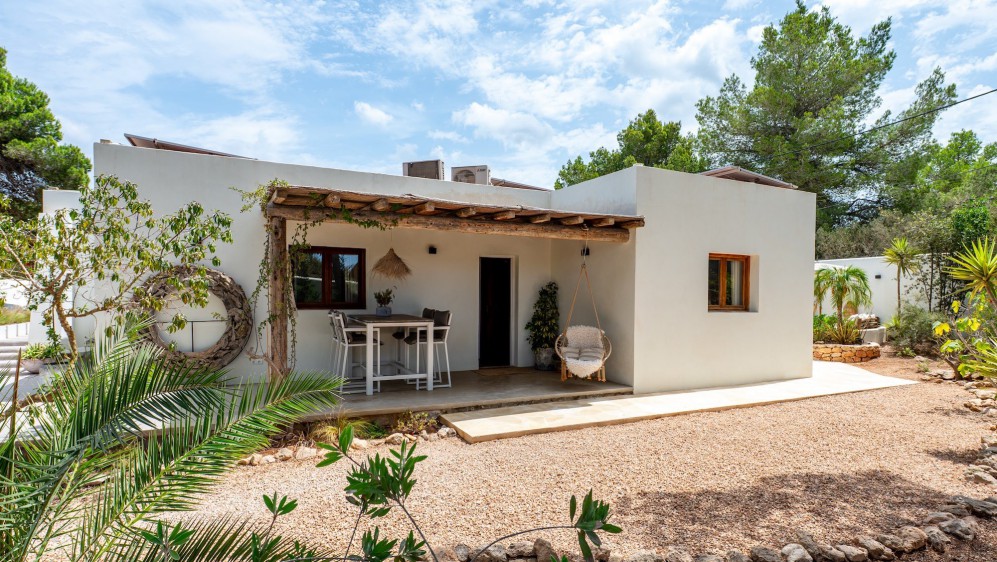 Schitterende volledig gerenoveerde Ibiza stijl villa met apart gastenverblijf op loopafstand van het strand