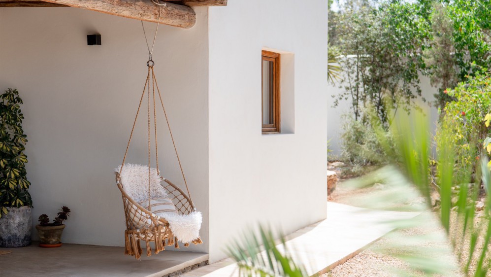Schitterende volledig gerenoveerde Ibiza stijl villa met apart gastenverblijf op loopafstand van het strand