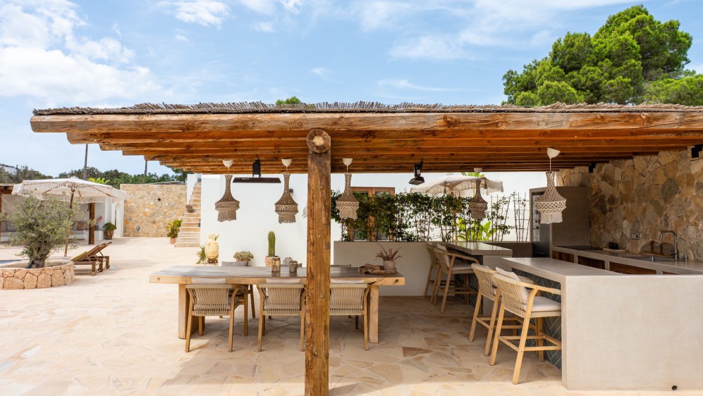 Schitterende volledig gerenoveerde Ibiza stijl villa met apart gastenverblijf op loopafstand van het strand