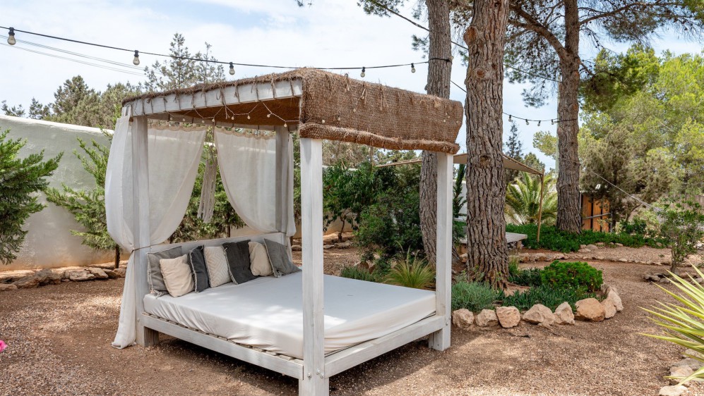 Schitterende volledig gerenoveerde Ibiza stijl villa met apart gastenverblijf op loopafstand van het strand