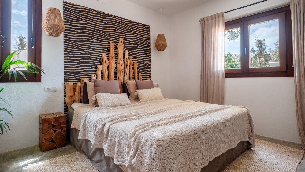 Schitterende volledig gerenoveerde Ibiza stijl villa met apart gastenverblijf op loopafstand van het strand