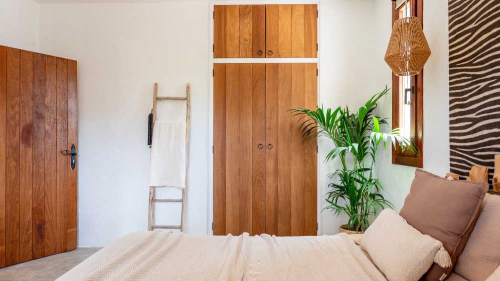 Schitterende volledig gerenoveerde Ibiza stijl villa met apart gastenverblijf op loopafstand van het strand