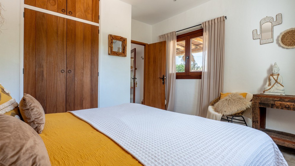 Schitterende volledig gerenoveerde Ibiza stijl villa met apart gastenverblijf op loopafstand van het strand