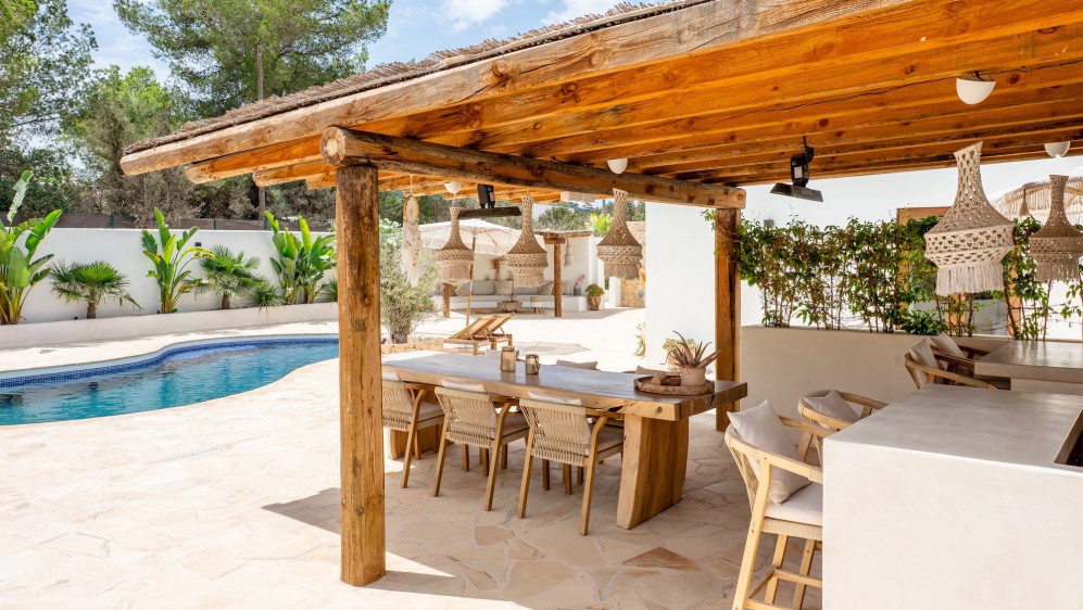 Schitterende volledig gerenoveerde Ibiza stijl villa met apart gastenverblijf op loopafstand van het strand