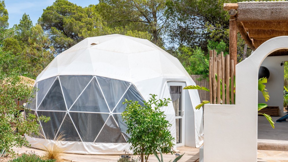 Schitterende volledig gerenoveerde Ibiza stijl villa met apart gastenverblijf op loopafstand van het strand