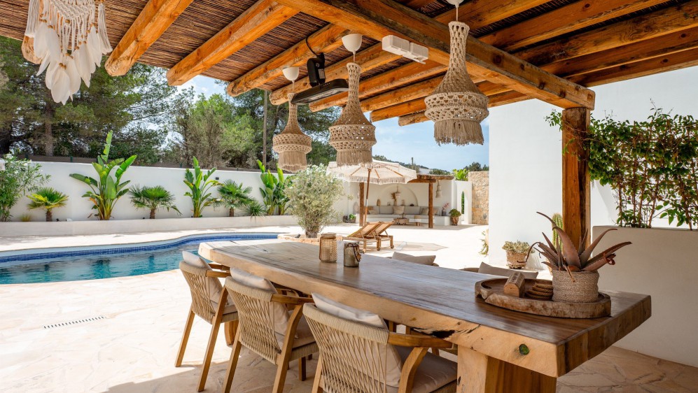 Schitterende volledig gerenoveerde Ibiza stijl villa met apart gastenverblijf op loopafstand van het strand