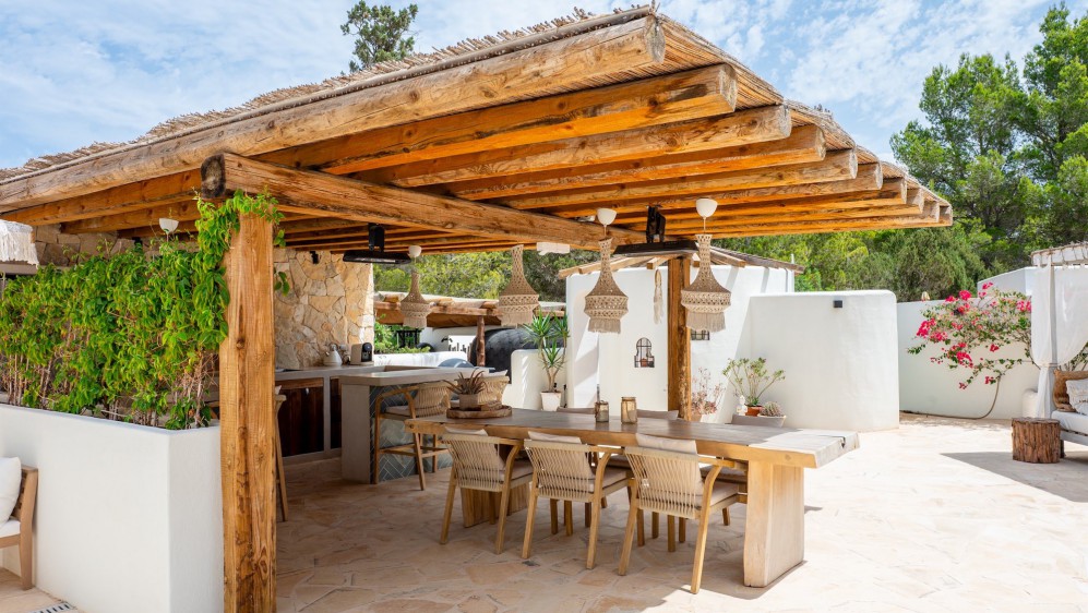 Schitterende volledig gerenoveerde Ibiza stijl villa met apart gastenverblijf op loopafstand van het strand