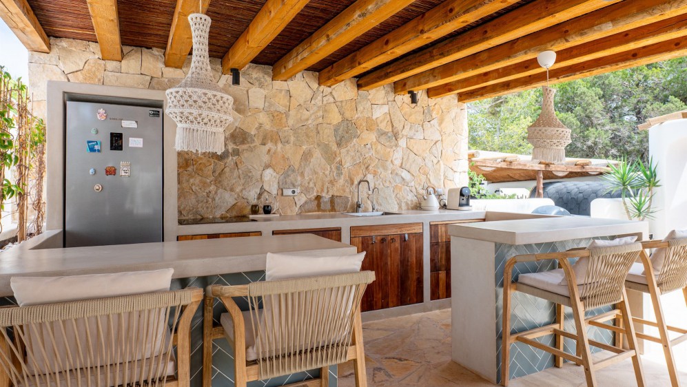 Schitterende volledig gerenoveerde Ibiza stijl villa met apart gastenverblijf op loopafstand van het strand